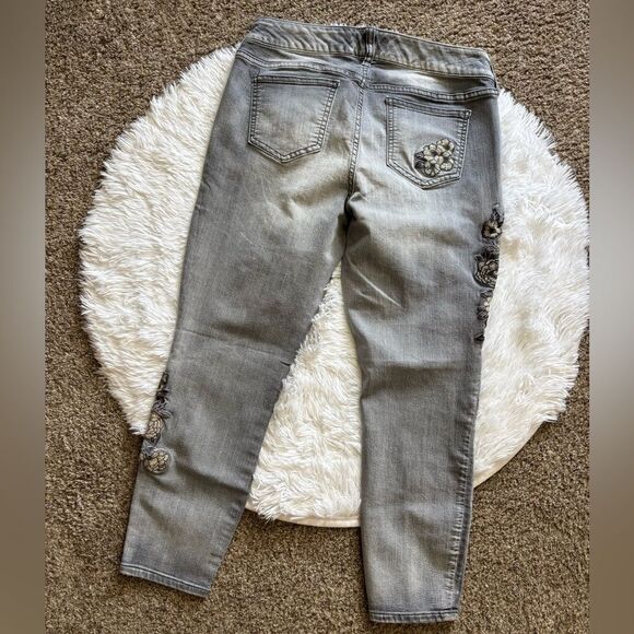 Torrid Jeans Crop Floral Embroidered Gray Stretchy Womens Size 10 - Picture 2 of 9